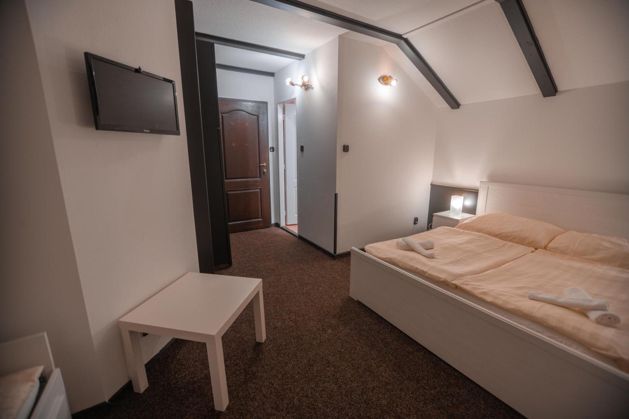 Hotel Lovecky Zamecek Orion Liberec Esterno foto